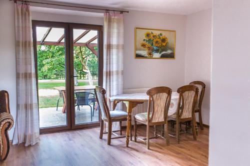 - une salle à manger avec une table et des chaises dans l'établissement Kamienna Chata, à Urowo