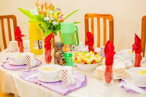 una mesa cubierta con tazones de comida y fruta en Charis Home Services en Accra
