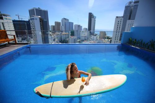בריכת השחייה שנמצאת ב-Aloha Hotel Nha Trang או באזור