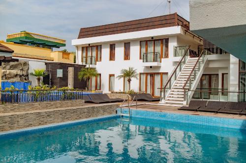 una casa con piscina di fronte a una casa di Crown Regency Beach Resort a Boracay