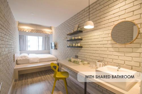 Postel nebo postele na pokoji v ubytování The Atelier Boutique Hotel