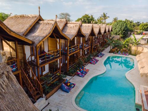 einen Luftblick auf ein Resort mit einem Pool in der Unterkunft Voodoo Gili in Gili Trawangan
