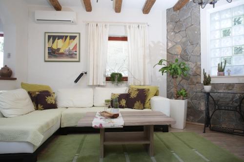 Χώρος καθιστικού στο Charming Apartment in Primošten