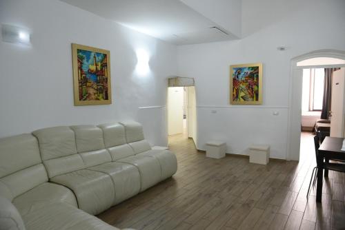 Sala de estar blanca con sofá y mesa en Sisters residence, en Bari