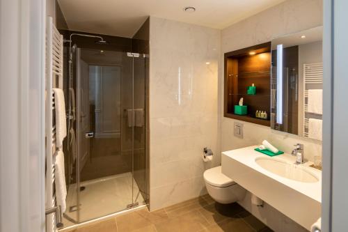 Et badeværelse på Fraser Suites Hamburg