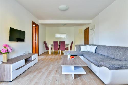 a living room with a couch and a table at Apartmani Marina Kopitovic in Petrovac na Moru