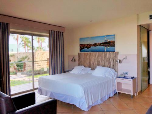 Кровать или кровати в номере Occidental Menorca