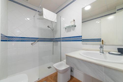 Koupelna v ubytování Apartamentos Costaluz Las Dunas