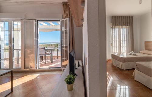 Postel nebo postele na pokoji v ubytování Apartamentos Costaluz Las Dunas