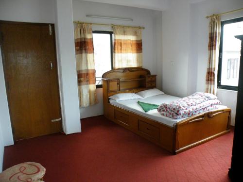 Posteľ alebo postele v izbe v ubytovaní Pokhara Abroad Inn