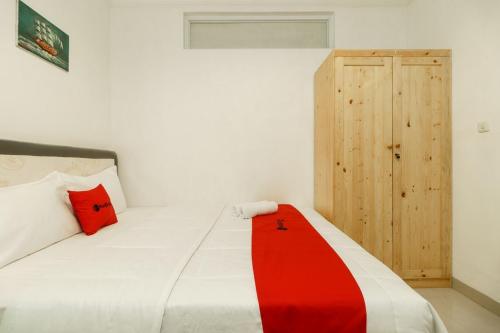 Säng eller sängar i ett rum på RedDoorz Syariah Plus near Pancoran 2