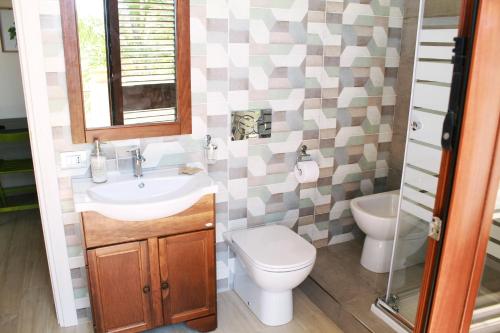 a bathroom with a sink and a toilet at Villa i Minnulareddi in Giardini Naxos