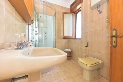 サン・フォカにあるVilla Limoni 7 posti letto - San Focaのバスルーム(洗面台、トイレ付)