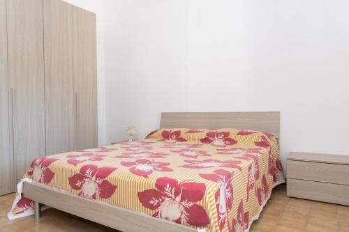 サン・フォカにあるVilla Limoni 7 posti letto - San Focaのベッドルーム1室(赤と黄色の毛布付きのベッド1台付)