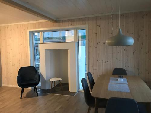 Ruang duduk di Nappstraumen seafront cabin
