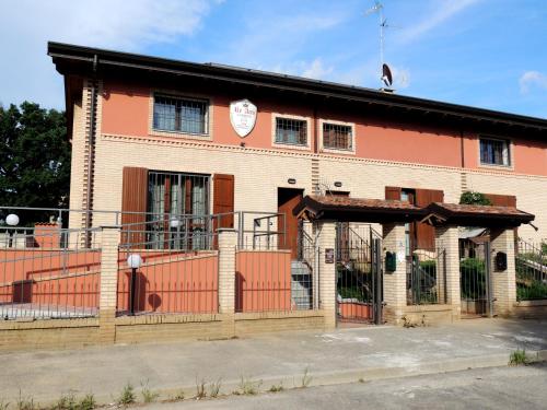 un bâtiment avec une clôture devant lui dans l'établissement foresteria re artù, à Albairate