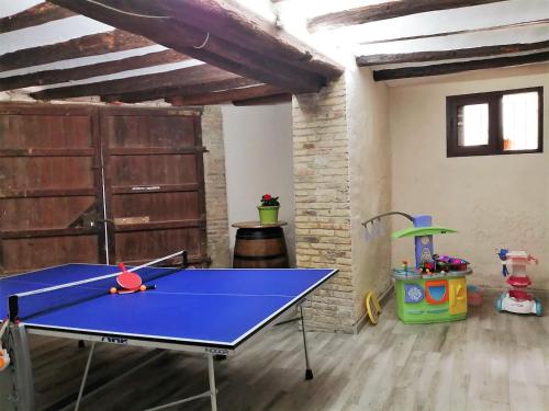 a ping pong room with a ping pong table at Cal Vibo in Vilabella