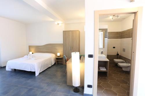 a hotel room with a bed and a bathroom at Agriturismo Fattoria delle Milizie in Scicli
