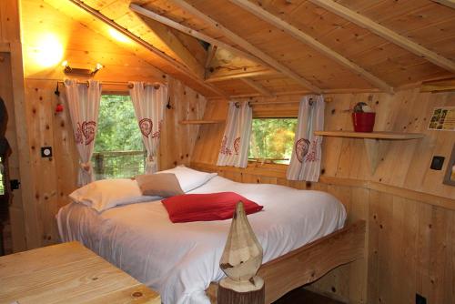 Säng eller sängar i ett rum på Domaine De Syam - Gîtes, Chambres d'hôtes & Cabanes