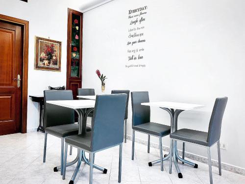 uma sala de jantar com mesa e cadeiras em Mary Louise B&B em Roma