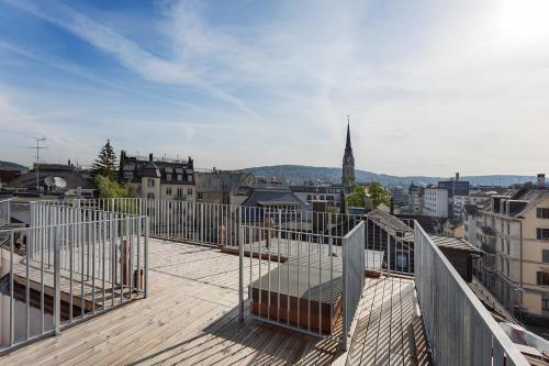 einen Balkon mit Stadtblick in der Unterkunft VISIONAPARTMENTS Zweierstrasse - contactless check-in in Zürich