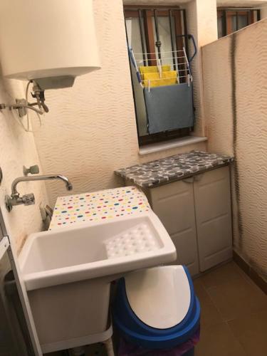 Baño pequeño con lavabo y aseo en Apartamento La Marina - VVMU057, en Bolnuevo