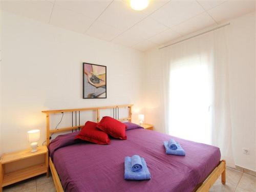 1 dormitorio con 1 cama grande y toallas. en Marina Residencial en Empuriabrava