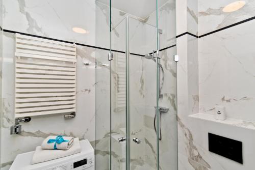 Bilik mandi di BlueApart Apartamenty Na Plaży Jastarnia