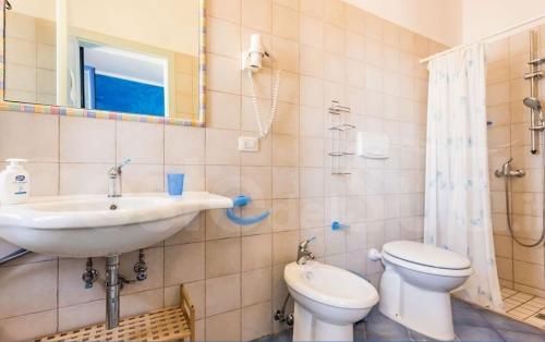 ein Bad mit einem Waschbecken und einem WC in der Unterkunft Appartamento Da Maria in Torre Vado