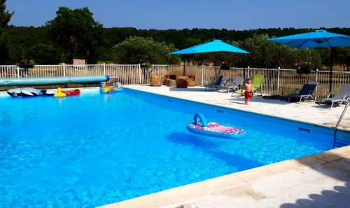 Swimming pool sa o malapit sa Bastide du Buou
