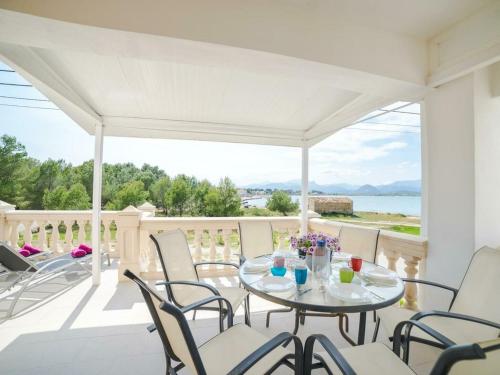 eine Terrasse mit Tisch und Stühlen auf einem Balkon in der Unterkunft Apartment in Alcúdia with Bay of Pollensa View in Alcúdia