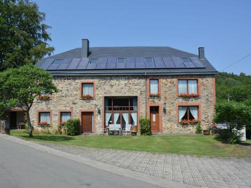 une maison avec des panneaux solaires sur le toit dans l'établissement Lovely Holiday Home in Daverdisse with Terrace, à Daverdisse