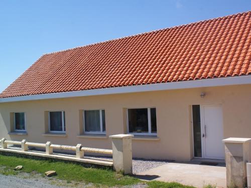 una casa con techo de baldosa naranja en Wonderful holiday home in Audinghen with garden en Audinghen