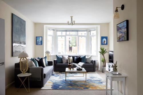 un salon avec un canapé et une table dans l'établissement Aisiki Living at Alexandra Road, 2-Bedroom & 2-Bathroom with King or Twin Beds with Free Wi-Fi & Parking Space, à Watford