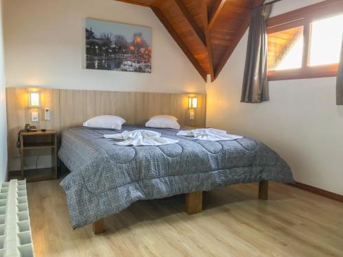 Postel nebo postele na pokoji v ubytování Hotel Triveneto Gramado