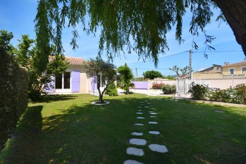a walkway in the yard of a house at Mas et Gite de la Picholine in LʼIsle-sur-la-Sorgue