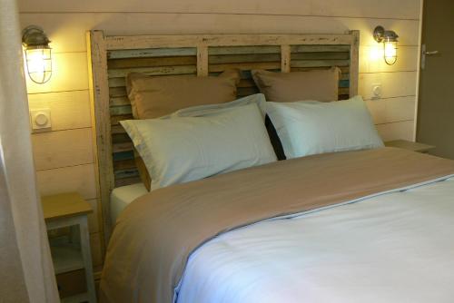 A bed or beds in a room at L' Escale Tranquille