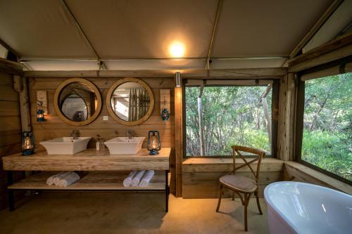 Koupelna v ubytování Bundox Safari Lodge