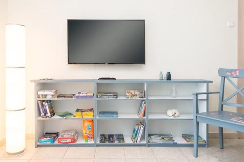 
A television and/or entertainment centre at Opalio seaview apartment
