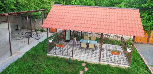Ein Garten an der Unterkunft Guesthouse Vashlovani