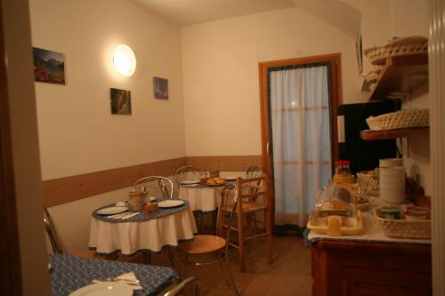 kuchnia ze stołem i krzesłami w pokoju w obiekcie B&B Rendena Chalet w mieście Strembo