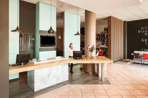 Una cocina o zona de cocina en ibis Hotel Berlin Spandau