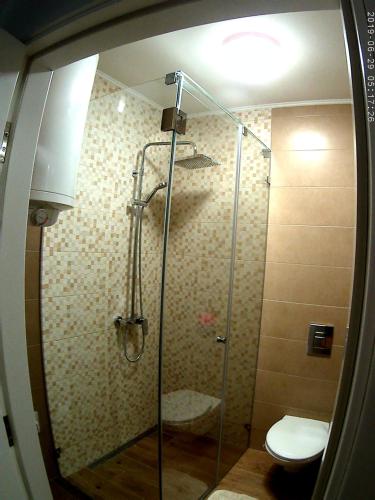 Et badeværelse på UKI-Modern apartment with parking