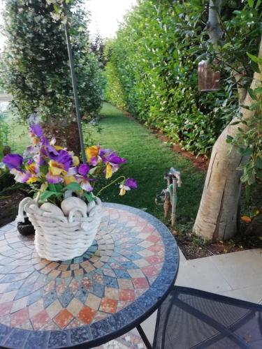 a basket of flowers sitting on a table at Villetta Dote in Casarano