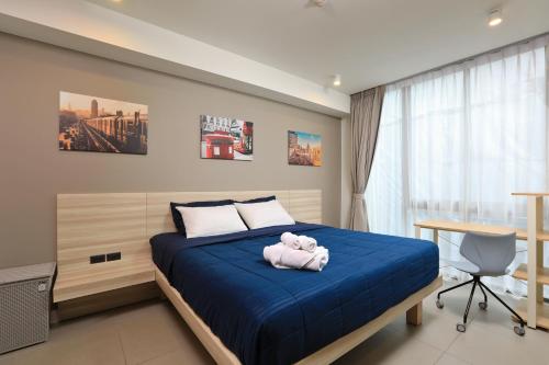 Un dormitorio con una cama con un osito de peluche. en Oceanstone by Holy Cow, studio, next building view, en Bang Tao Beach