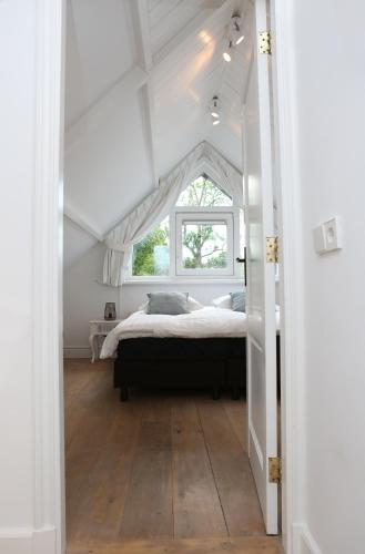 a bedroom with a bed and a window at Sunny Guesthouse in Bergen