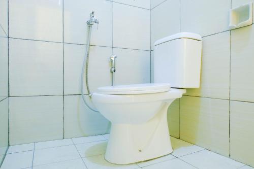 e bagno con doccia e servizi igienici bianchi. di RedDoorz near STAB Syailendra Kopeng a Salatiga
