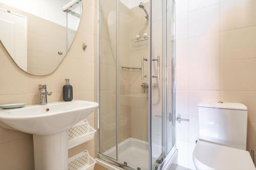 La salle de bains est pourvue d'une douche, d'un lavabo et de toilettes. dans l'établissement Akisol Estoril Sunset, à Estoril