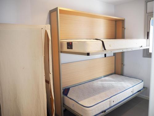 an empty bunk bed in a room at Saromar II Apartament amb dues terrasses per 6 persones a 5 minuts de la Platja Gran in Platja  d'Aro