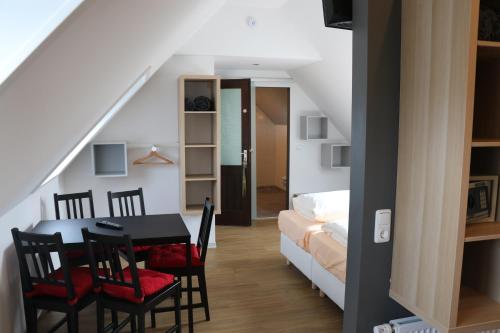 een eetkamer met een tafel en stoelen en een slaapkamer bij Gasthof Post in Rothenburg ob der Tauber